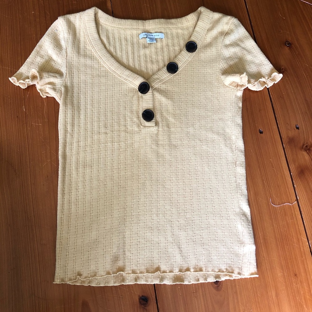 Super cute American eagle yellow tee